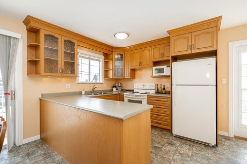 11595 75A Avenue, Delta, BC - Indoor Photo Showing Kitchen With Double Sink