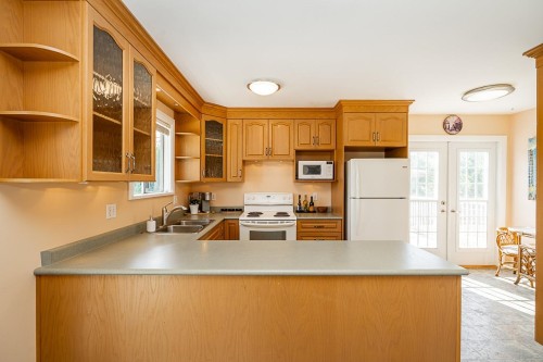 11595 75A Avenue, Delta, BC - Indoor Photo Showing Kitchen With Double Sink