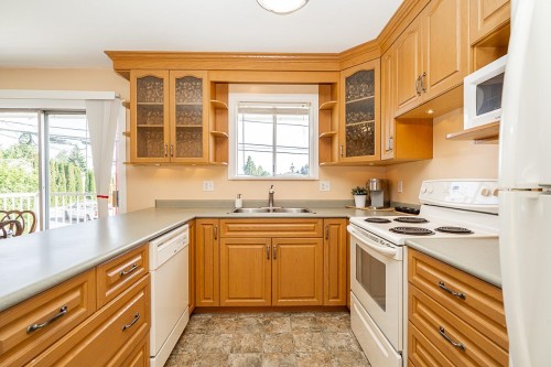 11595 75A Avenue, Delta, BC - Indoor Photo Showing Kitchen With Double Sink