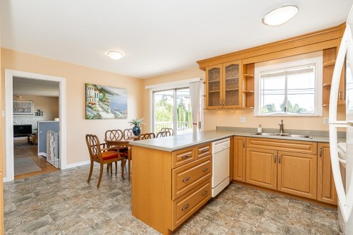 11595 75A Avenue, Delta, BC - Indoor Photo Showing Kitchen With Double Sink