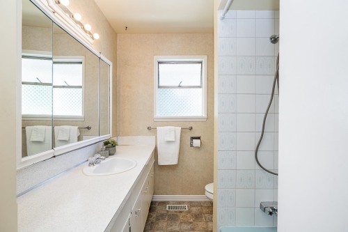11595 75A Avenue, Delta, BC - Indoor Photo Showing Bathroom