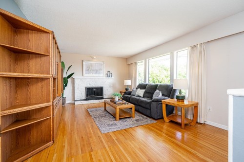 11595 75A Avenue, Delta, BC - Indoor Photo Showing Living Room With Fireplace