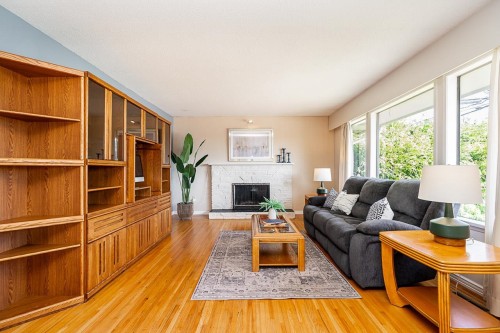 11595 75A Avenue, Delta, BC - Indoor Photo Showing Living Room With Fireplace