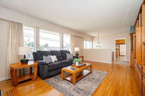 11595 75A Avenue, Delta, BC - Indoor Photo Showing Living Room
