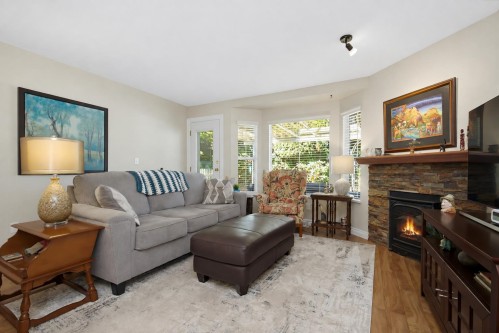 19-1973 Winfield Drive, Abbotsford, BC - Indoor Photo Showing Living Room With Fireplace