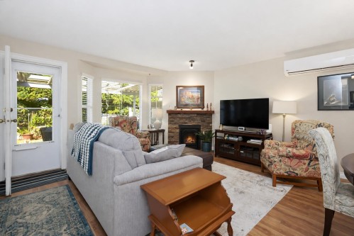 19-1973 Winfield Drive, Abbotsford, BC - Indoor Photo Showing Living Room With Fireplace