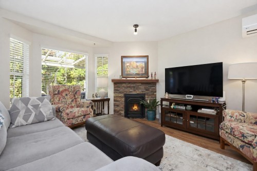 19-1973 Winfield Drive, Abbotsford, BC - Indoor Photo Showing Living Room With Fireplace