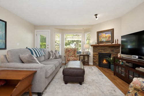 19-1973 Winfield Drive, Abbotsford, BC - Indoor Photo Showing Living Room With Fireplace