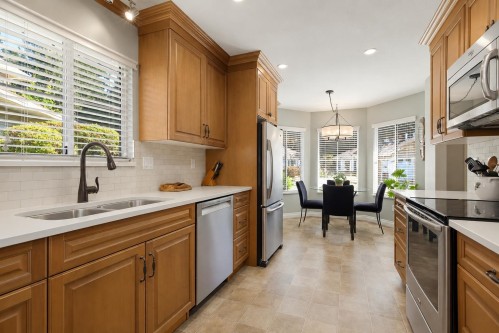 19-1973 Winfield Drive, Abbotsford, BC - Indoor Photo Showing Kitchen With Double Sink