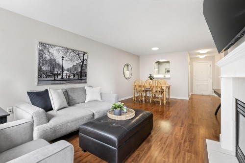 109-17727 58 Avenue, Surrey, BC - Indoor Photo Showing Living Room