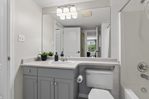 109-17727 58 Avenue, Surrey, BC - Indoor Photo Showing Bathroom