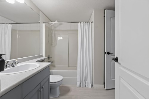 109-17727 58 Avenue, Surrey, BC - Indoor Photo Showing Bathroom