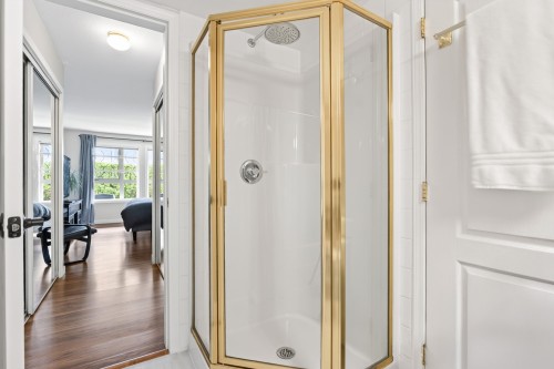 109-17727 58 Avenue, Surrey, BC - Indoor Photo Showing Bathroom