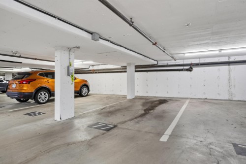 109-17727 58 Avenue, Surrey, BC - Indoor Photo Showing Garage