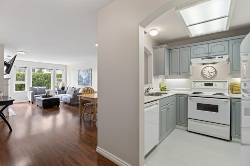 109-17727 58 Avenue, Surrey, BC - Indoor Photo Showing Kitchen With Double Sink