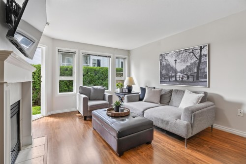 109-17727 58 Avenue, Surrey, BC - Indoor Photo Showing Living Room
