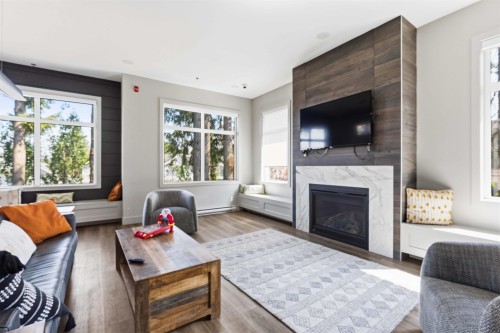 67-9718 161A Street, Surrey, BC - Indoor Photo Showing Living Room With Fireplace
