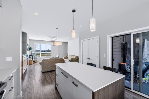 2-1938 North Parallel Road, Abbotsford, BC - Indoor Photo Showing Kitchen