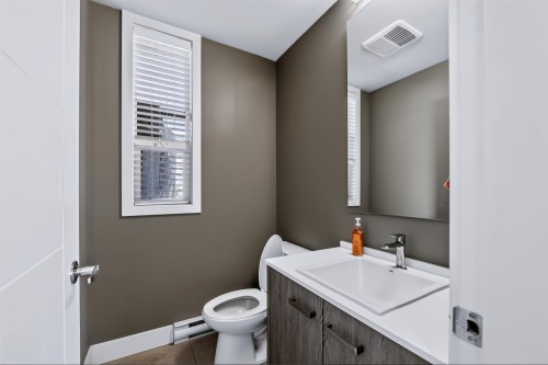 2-1938 North Parallel Road, Abbotsford, BC - Indoor Photo Showing Bathroom