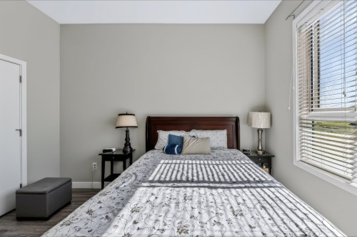 2-1938 North Parallel Road, Abbotsford, BC - Indoor Photo Showing Bedroom