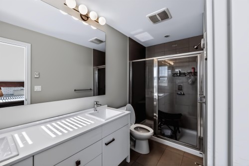 2-1938 North Parallel Road, Abbotsford, BC - Indoor Photo Showing Bathroom
