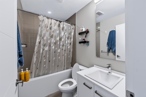 2-1938 North Parallel Road, Abbotsford, BC - Indoor Photo Showing Bathroom