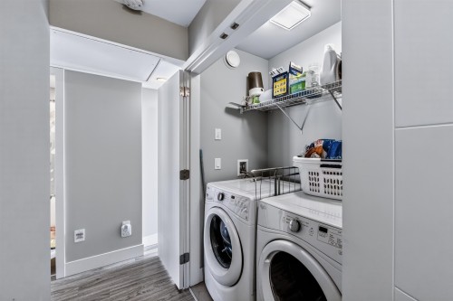 2-1938 North Parallel Road, Abbotsford, BC - Indoor Photo Showing Laundry Room