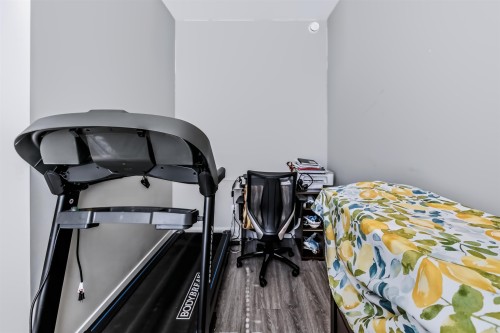2-1938 North Parallel Road, Abbotsford, BC - Indoor Photo Showing Bedroom