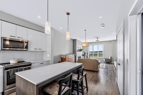 2-1938 North Parallel Road, Abbotsford, BC - Indoor Photo Showing Kitchen With Upgraded Kitchen