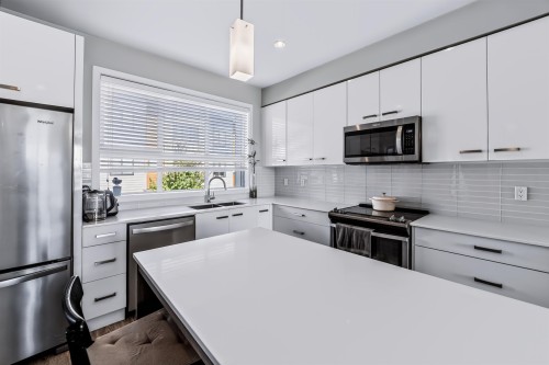 2-1938 North Parallel Road, Abbotsford, BC - Indoor Photo Showing Kitchen With Stainless Steel Kitchen With Upgraded Kitchen