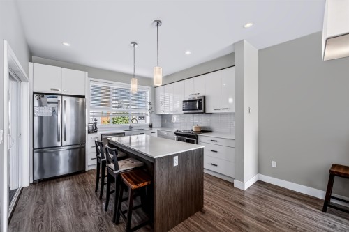 2-1938 North Parallel Road, Abbotsford, BC - Indoor Photo Showing Kitchen With Stainless Steel Kitchen With Upgraded Kitchen