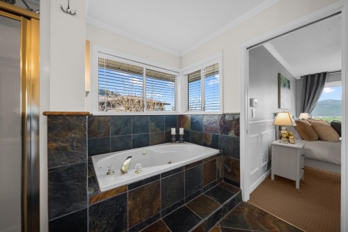 35993 Eaglecrest Place, Abbotsford, BC - Indoor Photo Showing Bathroom
