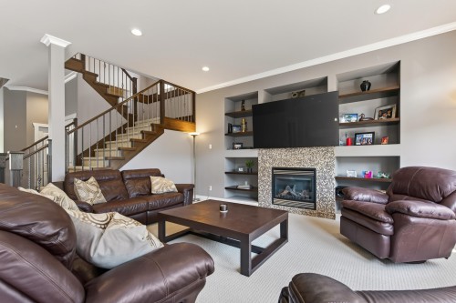 19160 69 Avenue, Surrey, BC - Indoor Photo Showing Living Room With Fireplace
