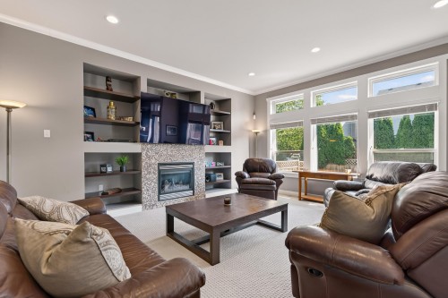 19160 69 Avenue, Surrey, BC - Indoor Photo Showing Living Room With Fireplace