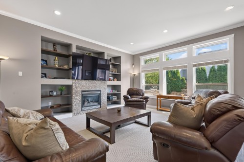 19160 69 Avenue, Surrey, BC - Indoor Photo Showing Living Room With Fireplace