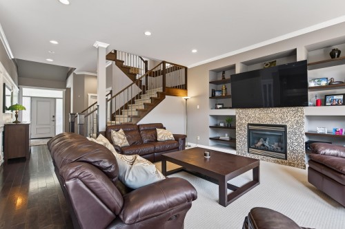 19160 69 Avenue, Surrey, BC - Indoor Photo Showing Living Room With Fireplace