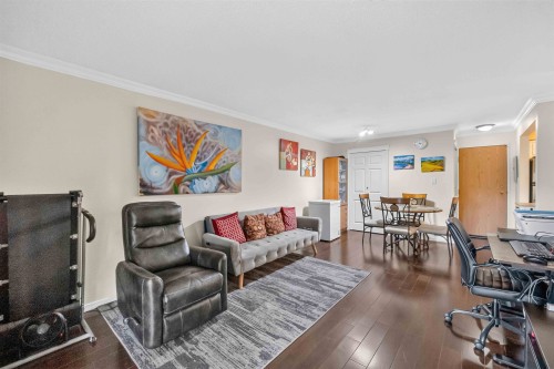 101-10560 154 Street, Surrey, BC - Indoor Photo Showing Living Room