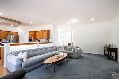 5758 Kettle Crescent W, Surrey, BC - Indoor Photo Showing Living Room