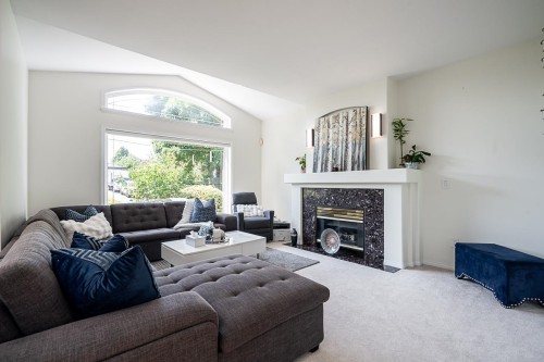 5758 Kettle Crescent W, Surrey, BC - Indoor Photo Showing Living Room With Fireplace