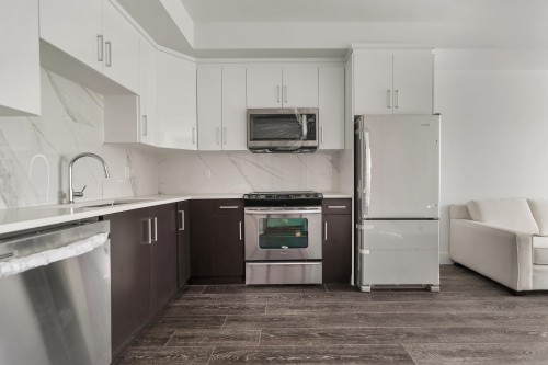 214-9983 Barnston Drive E, Surrey, BC - Indoor Photo Showing Kitchen With Stainless Steel Kitchen With Upgraded Kitchen