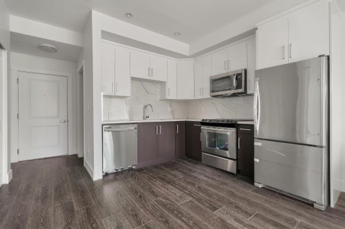 214-9983 Barnston Drive E, Surrey, BC - Indoor Photo Showing Kitchen With Stainless Steel Kitchen