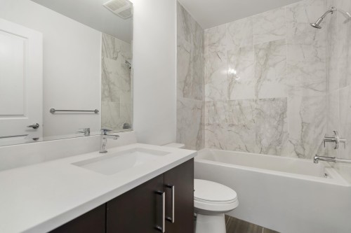 214-9983 Barnston Drive E, Surrey, BC - Indoor Photo Showing Bathroom
