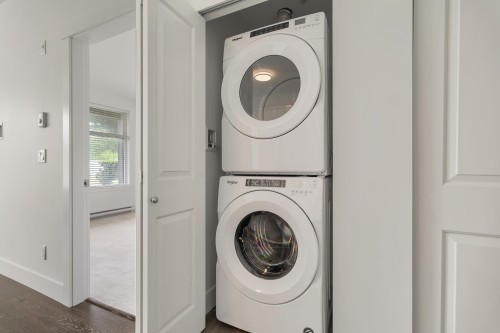 214-9983 Barnston Drive E, Surrey, BC - Indoor Photo Showing Laundry Room