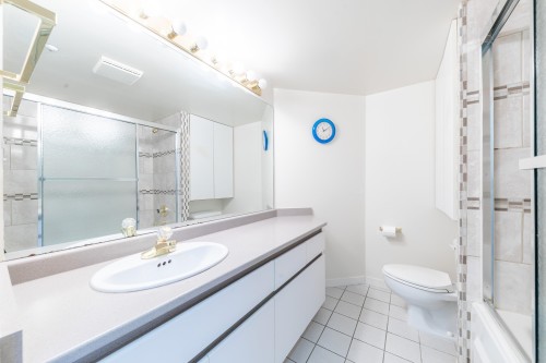 1608-13383 108 Avenue, Surrey, BC - Indoor Photo Showing Bathroom