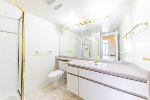 1608-13383 108 Avenue, Surrey, BC - Indoor Photo Showing Bathroom