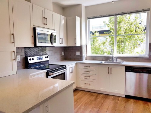 61-19477 72A Avenue, Surrey, BC - Indoor Photo Showing Kitchen With Double Sink