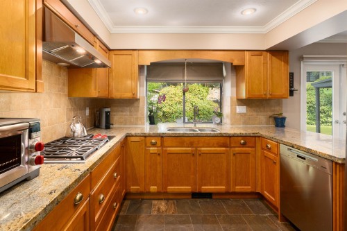 11769 Summit Crescent, Delta, BC - Indoor Photo Showing Kitchen With Double Sink