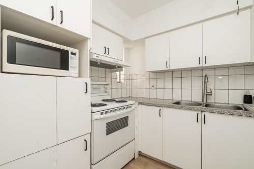11205 78A Avenue, Delta, BC - Indoor Photo Showing Kitchen With Double Sink
