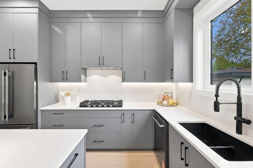 11252 78A Avenue, Delta, BC - Indoor Photo Showing Kitchen With Double Sink With Upgraded Kitchen