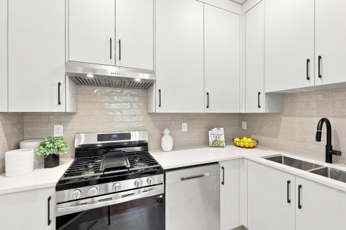 11252 78A Avenue, Delta, BC - Indoor Photo Showing Kitchen With Double Sink With Upgraded Kitchen